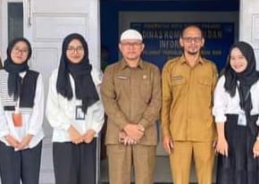 Tiga mahasiswi magang poto bareng Kadis Kominfo Padang Panjang, Ampera Salim, Senin (6/11/2023) kemaren.